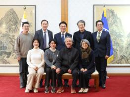 김민석 국무총리, 연극인 간담회서 현안 청취 기사 이미지